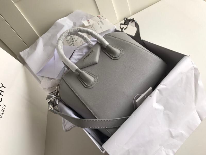 Gienvchy_Antigona_Tote-3